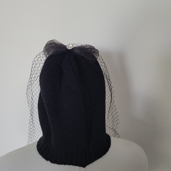 Black beanie - Picture 3 of 6